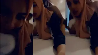 Cewek Hijab Doggy Seru Di Hotel, Nikmatnya Bikin Mampus
