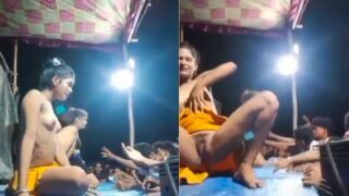 Desa-desa, Para Lelaki Menikmati Goyangan Telanjang Penari Panggung Dengan Nafsu Membara.