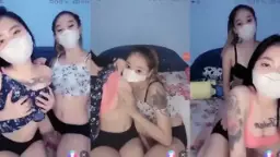 Dua Cewek Saling Jilat Tetek, Nikmatin Satu Sama Lain.