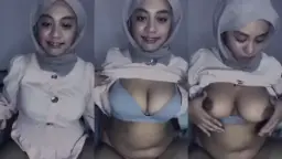 Hijab Abu-abu Nyolot, Toket Gede Dibikin Melototin