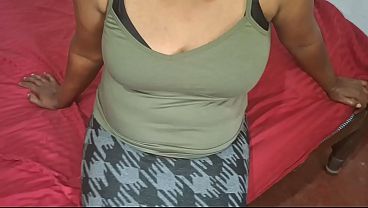 Wanita Asia Santai Sendirian, Buka Baju, Siap Digoda.