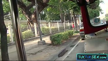 Bule Ngangkut Janda Thailand Di Tuk Tuk, Langsung Nunggang Kontol Gede