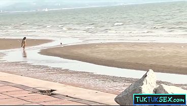 Gadis Thailand Dijemput Di Pantai, Digaruk Kontol Bule Gede Sampai Minta Ampun.