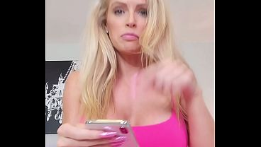 Ibu Tiri Ngintip Kamu Col* Sambil Nonton Video Porno Dia