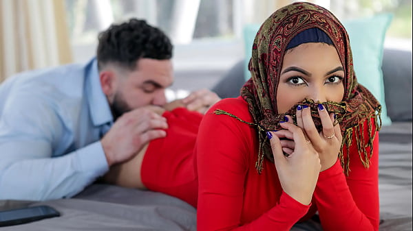 Kakak Tiri Ngajarin Adek Hijabnya Hal-hal Panas Sebelum Nikah – Nikmatin Tuh