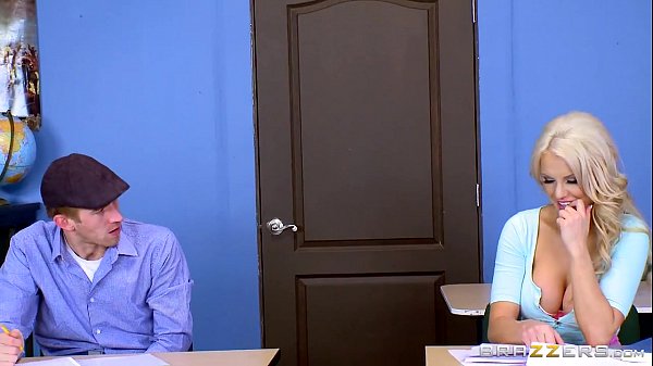 Ibu Guru Kenzie Taylor, Toket Gede Goyang-goyang Di Kelas.