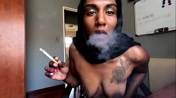 Desi Pake Hijab Ngerokok Sambil Jepit Puting, Hot Banget