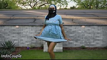 Hijab Cewek Pelajar Jogging Di Tempat Umum, Ngeblow Demi Duit.