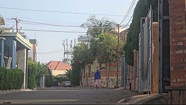 Gila, Mama Arab Sange Parah Mainkan Memeknya Di Luar Rumah Dekat Jalan Raya