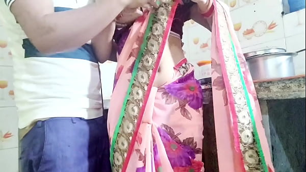 देसी भाभी बर्तन धो रही थी, तभी देवर ने आकर कहा, “भाभी तेरी चूत चाहिए, देगी क्या?” हिंदी ऑडियो।