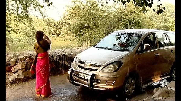 Desi Bhabhi Di Halaman Rumah, Basah Kuyup Cuci Mobil, Adegan Hot Eksklusif Yang Bikin Ngilu, Wajib Nonton!