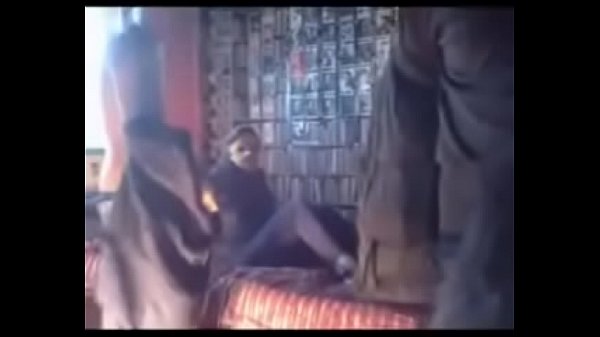 Pasangan Desi Ngewe Bertiga – Sesi Ngenyangin Part 1